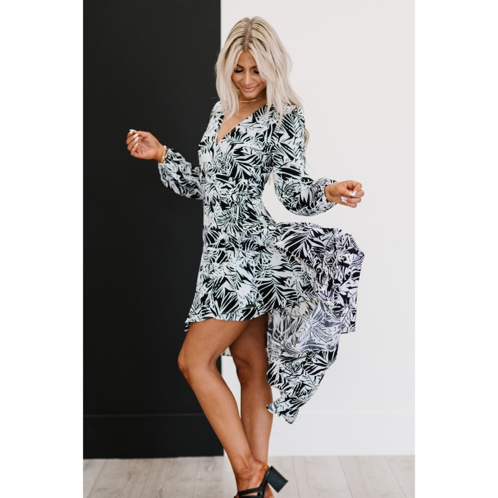 Dress Day Vintage Vineyard Botanical Print High-Low Dress in Black - Picture 7 of 7
